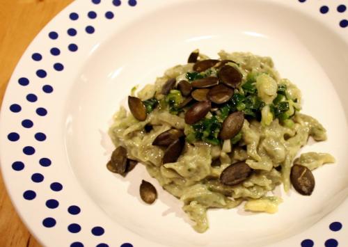 K&auml;se-Basilikum-Sp&auml;tzle mit Lauchzwiebeln