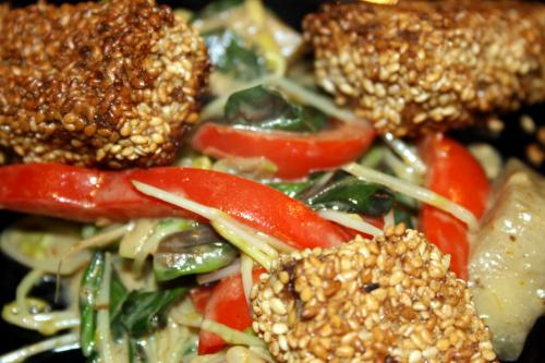 gebratener Tofu in Sesampanade an buntem Wok-Gem&uuml;se