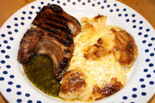 marinierte Lammkoteletts mit scharfen Kartoffelgratin