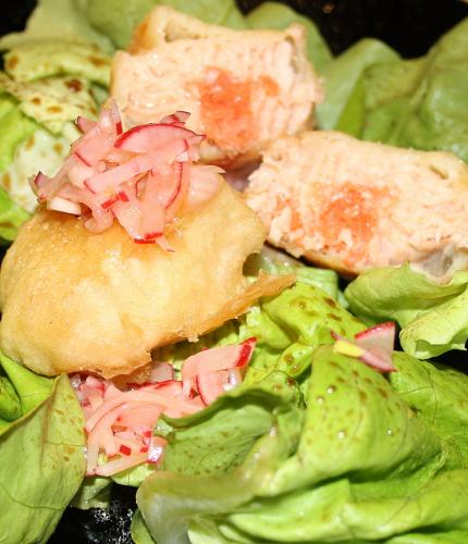 Gef&uuml;llte Lachsfilets im Teigmantel auf Blattsalat